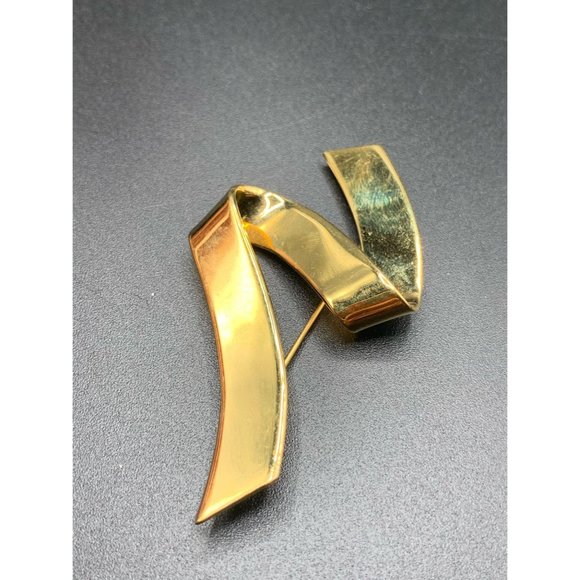 Monet pin brooch gold tone classic iconic timeless ribbon shiny gold excellent c - Picture 1 of 6